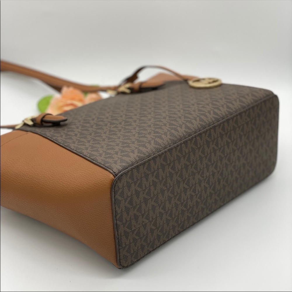 MICHAEL KORS CHARLOTTE LG TZ TOTE BROWN SIGNATURE - Picture 5 of 13